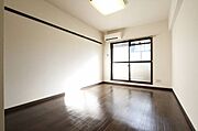 明るいお部屋です。102号室の写真です。