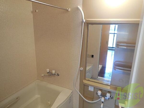 画像8:清潔感のある白いお風呂、鏡が便利です。