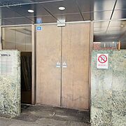 オフィスビル出入口