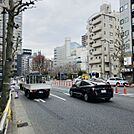 前面は明治通り