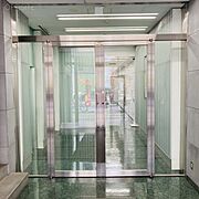 オフィスビル出入口
