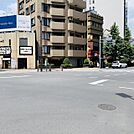 前面は八重洲通り、鍛冶橋通り通りの交わる新川二丁目交差点