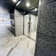 オフィスビル出入口