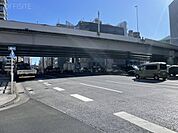 前面に靖国通り