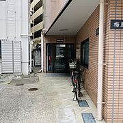 オフィスビル出入口へのアプローチ