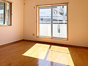 この明るい部屋で目覚めるのが毎日の楽しみになりそうですよ。