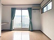 １階の１０．６帖の主寝室。二面採光で明るいお部屋です。