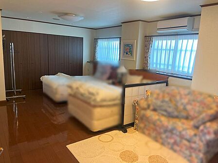 15.5帖の洋室には2つのクローゼット以外に物置もついています。窓も2つあります。