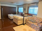 15.5帖の洋室には２つのクローゼット以外に物置もついています。窓も2つあります。