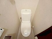 寒い季節にも嬉しい、暖房便座付きのシャワートイレを採用。やさしい水流でしっかり洗浄し、清潔で快適なト