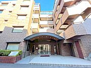 新耐震基準で安心してお住まい頂けます外観・エントランスはアースカラーで落ち着いた造り。現在居住中で