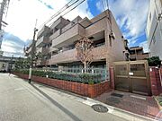 新耐震基準で安心してお住まい頂けます外観・エントランスはアースカラーで落ち着いた造り。現在居住中で