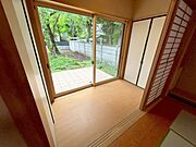 畳の香りや質感が、日々の暮らしにやすらぎをもたらしてくれます。障子やふすまからやわらかく差し込む自然