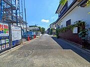 前面は、居住者のみの交通で、車の通りぬけもなく、とっても静かで落ち着いた住環境です。現地は3方に開け