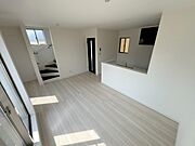 2階LDKならではの開放感。周囲の建物よりも高い位置にあるため、眺望も楽しめ、来客時にもゆったりとくつろ