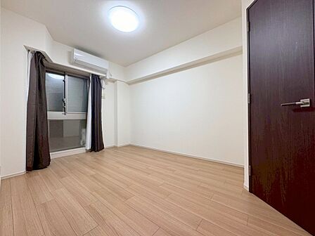 シンプルな色調の居室は清潔感があり落ち着いた空間です。しっかりとした大きさのクローゼットを完備し、収