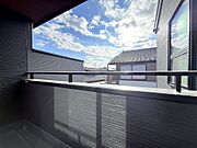 ２階ホールのバルコニーから優しい自然光が降り注ぐ。