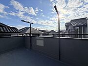 ワイドな広さのバルコニーで毎日の洗濯物も干しやすく乾きやすい。