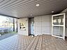 エントランス：安心・安全な生活をサポート！マンションは防犯カメラ完備で、住民の安全が確保されています。