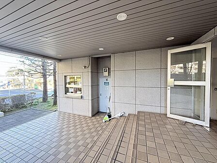 安心・安全な生活をサポート!マンションは防犯カメラ完備で、住民の安全が確保されています。