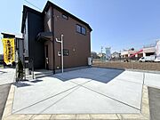 前面道路が広く、間口もゆったり。駐車が苦手なママもらくらく停められます（6号棟）