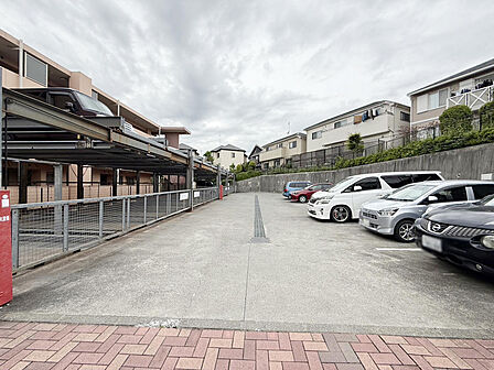 便利な駐車場が完備されており、車を所有している方にとっては快適な生活が期待できます。