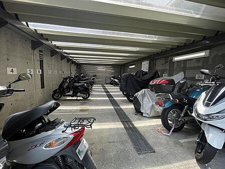 バイク置き場も整備されており、二輪車の駐車にも適しています。