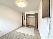 洋室7.0帖（AI処理により、室内写真から家具や荷物などを除去しております。