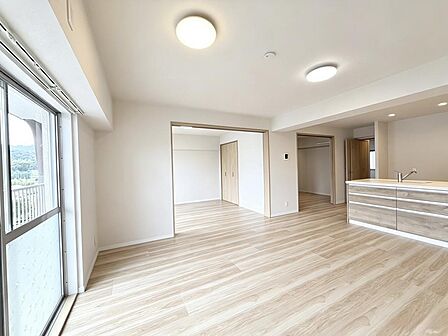 広々としたリビング、隣の5.8帖の洋室とも繋げられます！