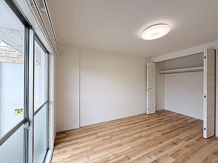 全居室が7帖の広さ、ゆとりあるスペースで、家具の配置も自由自在。(南側洋室7帖)