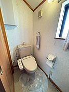2階にもトイレを設置。朝の忙しい時間帯も混雑することなく快適です。（2階トイレ）