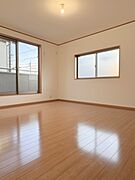 2階洋室9．1帖です。二面採光で明るいお部屋です。