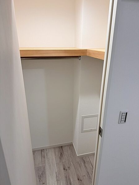洋室5.4帖のウォークインクローゼット付きです。部屋内には別のクローゼットもあるため、衣類と日用品の収納を分けられます。