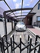 ゆとりある広さを確保したカーポート付き駐車場は2台分のスペースを備えており、愛車を雨や直射日光から守ります。 