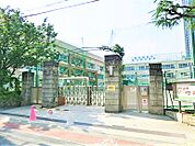 通学路は穏やかな住宅街の中の道なので、お子さんの通学も安心。