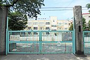 通学路は穏やかな住宅街の中の道なので、お子さんの通学も安心。