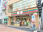 近くにコンビニがあり、ちょっとしたお買い物がしたい時に便利です。