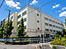 周辺：通学路は穏やかな住宅街の中の道なので、お子さんの通学も安心。