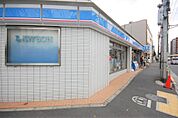近くにコンビニがあり、ちょっとしたお買い物がしたい時に便利です。