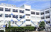 通学路は穏やかな住宅街の中の道なので、お子さんの通学も安心。