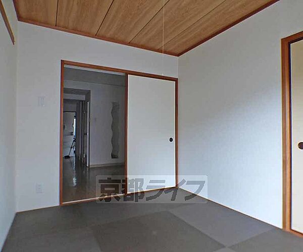 画像15:黒い琉球畳のお洒落な和室です。