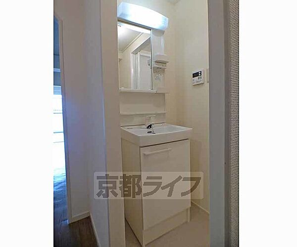 画像8:大きな鏡がある洗面台です。