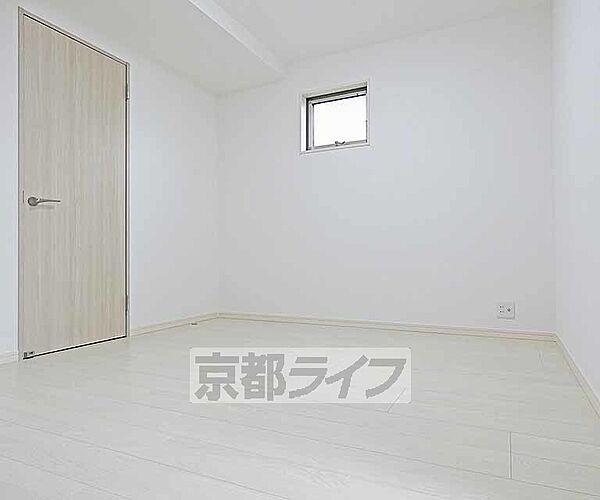 画像23:白を基調とした明るいお部屋です。