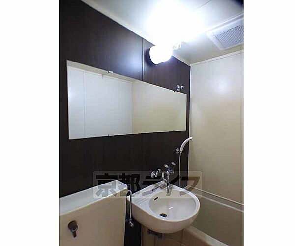 画像6:大きな鏡の洗面台です。