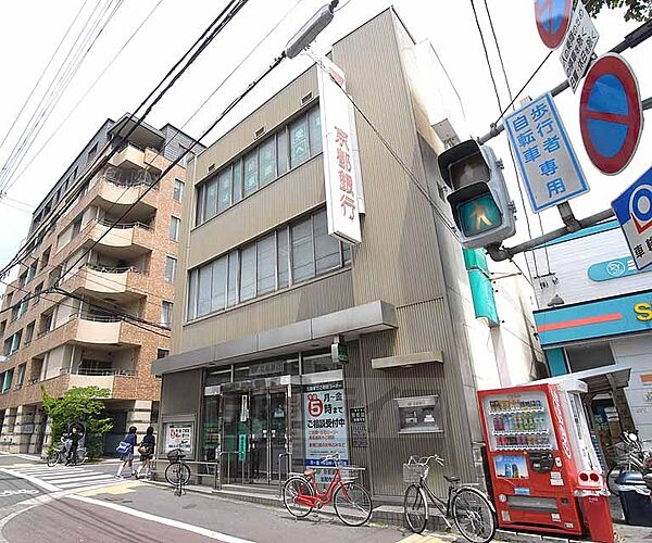 画像24:京都銀行 金閣寺支店まで351m 飲食店の多いわら天神、ご飲食の前に。