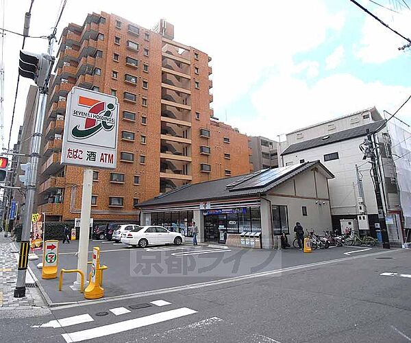画像30:セブンイレブン 京都出世稲荷前店まで98m ガレージ広々、交差点の角で出入りしやすいですよ。