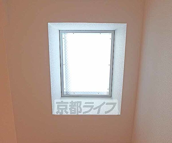画像28:洋室上部に天窓があります。