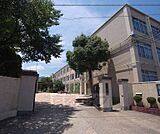 嵯峨中学校まで554m 広沢池の南西に位置する中学校。丸太町通りからすぐです。