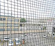 正面は中学校です