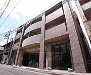 丹波橋駅近くに建つマンション。